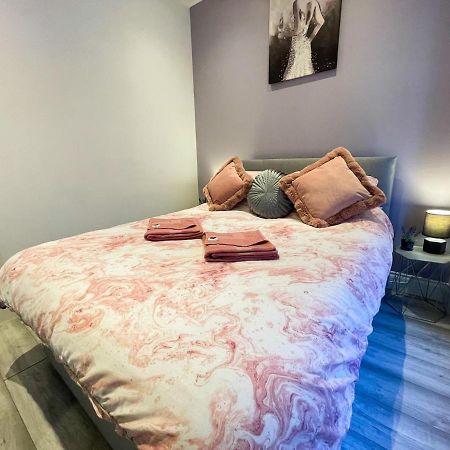 Recently Refurbished Two Bedroom Apartment, Central Location! Glasgow Kültér fotó